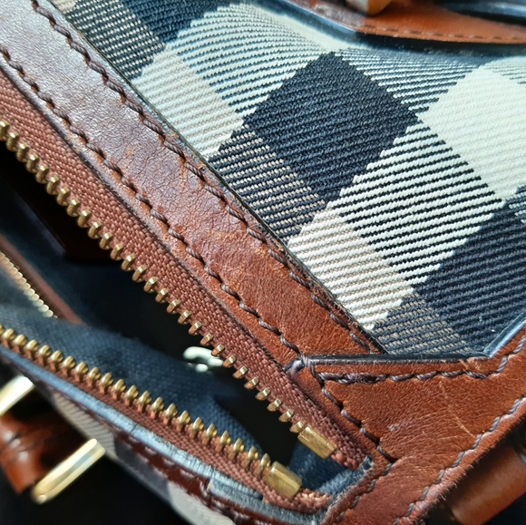COPY - Vintage Burberry Cube Crossbody Handbag - Picture 8 of 17